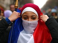 Во Франции оштрафовали женщину, севшую за руль в никабе