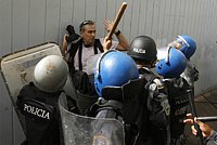 В Гондурасе полиция избила известного священника-правозащитника