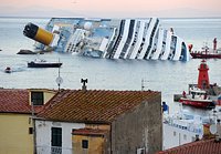 Капеллан лайнера "Costa Concordia" во время катастрофы спас от осквернения Святые Дары и помог эвакуировать пассажиров на берег