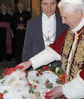 Папа Римский по традиции благословил ягнят, из шерсти которых будут сотканы архиепископские паллиумы