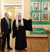 Председатель Правительства В.В. Путин поздравил Святейшего Патриарха Кирилла с третьей годовщиной интронизации