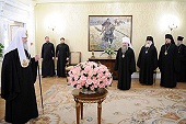 Сотрудники Московской Патриархии поздравили Святейшего Патриарха Кирилла с годовщиной интронизации