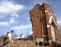 В американском штате Иллинойс торнадо полностью разрушил здание католического храма XIX века