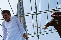 В Индонезии подвергли битью палками пятерых азартных игроков