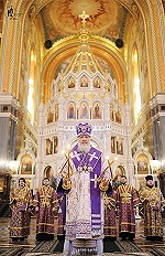 В неделю Крестопоклонную Предстоятель Русской Церкви совершил Литургию свт. Василия Великого в Храме Христа Спасителя