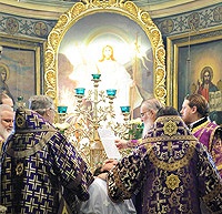 В субботу 4-й седмицы Великого поста Святейший Патриарх Кирилл совершил Божественную литургию в храме Ризоположения на Донской улице в Москве