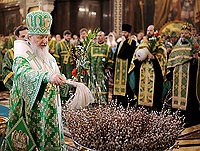 Предстоятель Русской Церкви совершил всенощное бдение в канун праздника Входа Господня в Иерусалим и удостоил богослужебных наград ряд клириков г. Москвы