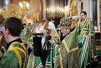 Ковчег с частицей Ризы Господней и Гвоздем от Креста Господня вынесен из алтаря Храма Христа Спасителя для молитвенного поклонения