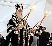 В Великий понедельник Святейший Патриарх Кирилл совершил в Малом соборе Донского монастыря Литургию Преждеосвященных Даров и молебен на начало чина мироварения