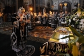 Святейший Патриарх Кирилл совершил в Храме Христа Спасителя утреню Великой субботы с чином погребения Плащаницы
