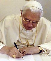 Папа Римский Бенедикт XVI отмечает свой 85-й день рождения как «нормальный рабочий день»