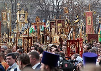 Предстоятель Русской Церкви возглавил молебное пение в защиту веры, поруганных святынь, Церкви и ее доброго имени перед Храмом Христа Спасителя