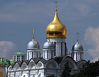В день Радоницы Святейший Патриарх Кирилл совершил Божественную литургию и поминовение усопших в Архангельском соборе Кремля