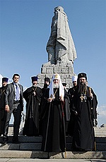 Святейший Патриарх Кирилл возложил в Пловдиве венки к памятникам русских воинов — освободителей Болгарии