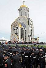 Предстоятель Русской Православной Церкви принял участие в духовно-патриотической акции «Георгиевский парад — дети победителей»
