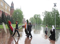 В канун Дня Победы Святейший Патриарх Кирилл возложил венок к могиле Неизвестного солдата у Кремлевской стены