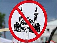 В Австрии неизвестные подложили на место строительства новой мечети свиную голову и забрызгали его кровью