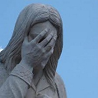 На одном из кладбищ Германии вандалы отбили голову двухметровой фигуры Христа