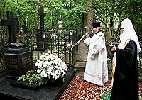 Святейший Патриарх Кирилл совершил литию на могиле своих родителей на Большеохтинском кладбище Петербурга