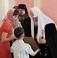 Предстоятель Русской Церкви вручил сертификаты на проведение операций родителям детей, страдающих тяжелыми нарушениями слуха