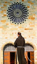 Руководство католической епархии Вашингтона отстранило от служения священника, отказавшегося причастить лесбиянку