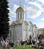 В канун дня памяти преподобного Сергия Радонежского Святейший Патриарх Кирилл возглавил вечерню с чтением акафиста и всенощное бдение в Троицком соборе Троице-Сергиевой лавры