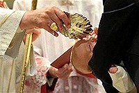 В Голландии католический священник отказался крестить ребенка лесбийской пары