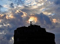 Сотрудники и посетители замка св. Ангела в Риме были эвакуированы в среду после обнаружения предмета, в котором заподозрили взрывное устройство