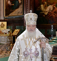 Перед началом ночного Рождественского богослужения Святейший Патриарх Кирилл в прямом эфире поздравил телезрителей с праздником