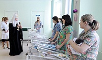 В праздник Рождества Христова Святейший Патриарх Кирилл посетил родильный дом № 3 г. Москвы