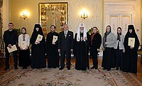 Святейший Патриарх Кирилл вручил церковные награды ряду сотрудников Московской Патриархии