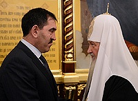 Предстоятель Русской Церкви вручил высокие награды полпреду Президента РФ в Северо-Кавказском федеральном округе А.Г. Хлопонину и главе Республики Ингушетия Ю.Б. Евкурову