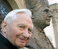 Брат Папы Римского заявил, что Бенедикт XVI в течение нескольких месяцев обдумывал вопрос о возможности своей отставки
