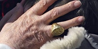 Папа Франциск попросил ювелиров изготовить «перстень рыбака» из серебра, а не золота