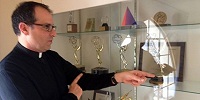 Католический священник совмещает служение с работой продюсером в Голливуде
