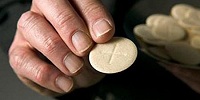 В католических приходах Австрии из-за аллергиков используют безглютеновые облатки