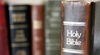 Немец вернул украденную 40 лет назад из английского храма Библию