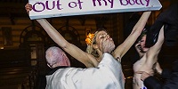 В Стокгольме активистки Femen сорвали Мессу в католическом соборе