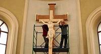 Реставраторы воссоздали алтарное распятие католической базилики в Петербурге