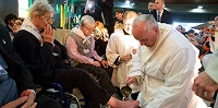 Папа Франциск на Мессе Великого Четверга омыл ноги мусульманину