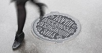Власти Москвы сочли неэтичным дизайн канализационных люков с Георгием Победоносцем