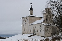 Древний храм в Псковской области после реставрации позеленел от плесени