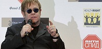 Элтон Джон призвал украинцев быть толерантными к геям