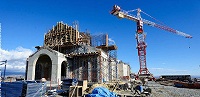 На купол строящегося храма на горе Махата в Тбилиси воздвигнут крест
