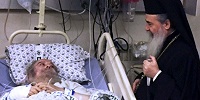 Патриарх Иерусалимский Феофил III посетил в больнице бывшего Патриарха Иринея