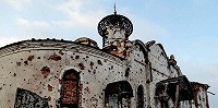 В Донецке в разбитом обстрелами Свято-Иверском монастыре служат Литургию