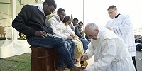 В Великий четверг Папа Римский Франциск омыл ноги двенадцати беженцам