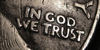 Упоминание Бога на деньгах не нарушает свободы атеистов, постановил суд в США