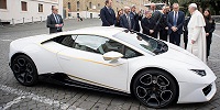 Папе Франциску подарили роскошный лимузин Lamborghini