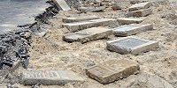 Более 150 еврейских надгробий найдены под мостовой рыночной площади польского города